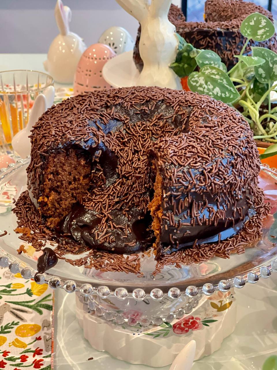 Massa de chocolate com vulcão todo de chocolate.